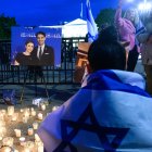 Personas asisten a una vigilia con velas en la Plaza Lafayette, frente a la Casa Blanca, en Washington, D.C., el 22 de mayo de 2025, tras un tiroteo que dejó dos muertos. Elías Rodríguez enfrenta cargos de asesinato y otros cargos tras presuntamente matar a tiros a dos empleados de la embajada israelí frente al Museo Judío Capital en Washington. Los empleados, identificados como Yaron Lischinsky y Sarah Lynn Milgrim por el Ministerio de Asuntos Exteriores israelí, fueron asesinados a tiros la noche del 21 de mayo por un hombre armado que gritó "¡Palestina libre!", según informaron las autoridades. Funcionarios estadounidenses y diplomáticos israelíes expresaron su conmoción e indignación por los asesinatos.