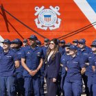 Kristi Noem junto a miembros de la Guardia Costera en Carolina del Sur/ Alex Brandon