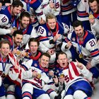 Los jugadores de Hockey estadounidenses ganadores de la medalla de oro