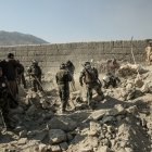 El personal de seguridad talibán busca víctimas después de que un ataque aéreo paquistaní