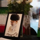Un retrato del líder supremo de Irán, el ayatolá Alí Jamenei, se exhibe junto a banderas iraníes, velas y un libro de condolencias en el complejo de la mezquita Ahlul Bait, mientras los fieles musulmanes rezan en su memoria en Ciudad del Cabo el 1 de marzo de 2026. El ayatolá Alí Jamenei, líder supremo de Irán desde 1989 y enemigo acérrimo de Occidente, murió en la primera salva de un ataque masivo de Estados Unidos e Israel, lo que desencadenó una nueva ola de ataques con misiles de represalia desde Teherán el 1 de marzo de 2026.