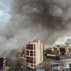 Columnas de humo de dos ataques simultáneos se elevan sobre Teherán, Irán, el lunes 2 de marzo de 2026