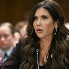 Kristi Noem testifica durante una audiencia del Comité Judicial del Senado