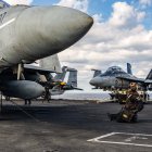 Un marinero estadounidense da señales a un avión F/A-18F, en el portaaviones más grande del mundo, el USS Gerald R. Ford