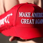 Merchandising del movimiento MAGA/ Charly Triballeau