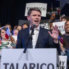 4 de marzo de 2026, Austin, Luisiana, Estados Unidos: El representante estatal de Texas, James Talarico, saluda a sus simpatizantes en una sala de conciertos de Austin tras ganar las primarias demócratas para el Senado de los Estados Unidos, superando a Jasmine Crockett (no se muestra) el 3 de marzo de 2026. (Crédito de la imagen: © Bob Daemmrich/ZUMA Press Wire)