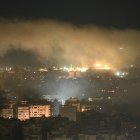Humo se eleva tras un ataque aéreo israelí en una zona de los suburbios del sur de Beirut
