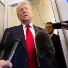 Donald Trump en el Air Force One/ Saul Loeb