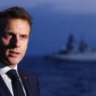 El presidente francés, Emmanuel Macron, se dirige a los medios de comunicación durante su visita al portaaviones Charles de Gaulle