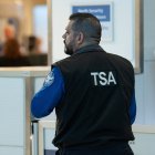 Un agente de la Administración de Seguridad del Transporte (TSA) trabaja en un puesto de control de seguridad
