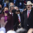 Xiomara Castro (l) y su esposo, Manuel Zelaya (r), quien fue derrocado de la presidencia en 2009, asisten a la ceremonia de toma de posesión de Castro como nuevo presidente de Honduras