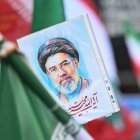 Pancarta de Mojtaba Jamenei durante una manifestación a favor de Irán. Marzo de 2026