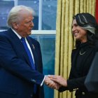 Donald Trump y Tulsi Gabbard en el Salón Oval/ Andrew Caballero- Reynolds