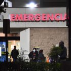 Varias personas esperan fuera de la sala de emergencias del Centro Médico (Archivo)