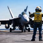 Un marinero estadounidense hace señales a un avión F/A-18E Super Hornet, adscrito al Escuadrón de Cazas de Ataque 31, en la cubierta de vuelo del portaaviones más grande del mundo, el USS Gerald R. Ford (CVN 78), mientras navega en el marco de la Operación Epic Fury, el 9 de marzo de 2026. (Foto de la Armada de los Estados Unidos)A U.S. Sailor signals to an F/A-18E Super Hornet aircraft, attached to Strike Fighter Squadron 31, on the flight deck of the world's largest aircraft carrier, USS Gerald R. Ford (CVN 78), while underway during Operation Epic Fury, March 9, 2026. (U.S. Navy photo)