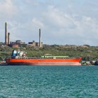 Esta imagen muestra un buque tanque en la Base de Supertanques en la Zona Industrial del puerto de Matanzas, Cuba