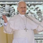 El papa León XIV se dirige a la multitud durante la audiencia general semanal en la Plaza de San Pedro