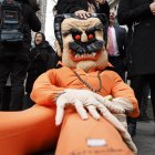 Un muñeco de Nicolás Maduro desplegado frente al edificio donde tuvo lugar su segunda comparecencia ante un tribunal federal en la ciudad de Nueva York, el 26 de marzo de 2026.