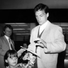 Viktor Orbán depositando su voto en la primera vuelta de las elecciones generales húngaras de 1994.