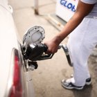 Una mujer repostaba en una gasolinera del barrio de Hamilton Heights, en el distrito de Manhattan (Nueva York), el 31 de marzo de 2026. Las expectativas de inflación entre los consumidores estadounidenses se dispararon en marzo hasta niveles que no se veían desde hacía unos siete meses, tras el aumento vertiginoso de los precios de la energía debido a la guerra en Oriente Medio, según mostraron los datos de una encuesta publicados el martes. El informe está siendo objeto de seguimiento para ver cómo responden los hogares estadounidenses a las presiones sobre los precios, ya que los costes de la gasolina se han disparado después de que los ataques de Estados Unidos e Israel contra Irán sumieran a la región en la guerra.