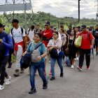 Alrededor de 300 migrantes de diferentes nacionalidades en una caravana rumbo a EEUU