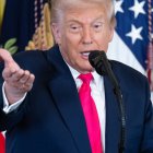 El presidente Donald Trump habla desde La Casa Blanca