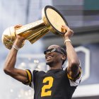 Shai Gilgeous-Alexander, con el Trofeo Larry O'Brien tras ganar las Finales de la NBA 2025 con los Thunder. Imagen de archivo