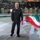 El ministro de Defensa iraní, Ahmad Vahidi, posa junto al nuevo dron de fabricación iraní «Epic» durante una ceremonia celebrada en Teherán el 9 de mayo de 2013. Irán presentó el nuevo dron denominado «Epic», capaz de llevar a cabo misiones tanto de vigilancia como de ataque, según informó la agencia de noticias Mehr. El dron, que también es un modelo furtivo, tiene un largo alcance y está equipado con misiles aire-aire, afirmó el general Amir-Farzad Esmaili, comandante de operaciones antiaéreas.