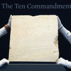 Imagen de la tablilla de piedra inscrita más antigua de los Diez Mandamientos