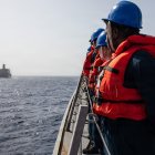 Marineros estadounidenses se apostan en las barandillas del destructor lanzamisiles de la clase Arleigh Burke USS Mitscher (DDG 57) durante una operación de reabastecimiento en el mar con el buque de reabastecimiento de la clase Henry J. Kaiser USNS Henry J. Kaiser (T-AO 187), en el marco de la Operación Epic Fury, el 3 de abril de 2026.