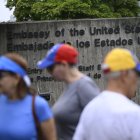 Venezolanos frente a la embajada de los Estados Unidos en Caracas.
