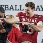Fernando Mendoza, de la Universidad de Indiana, celebra tras ganar el Campeonato Nacional de Fútbol Americano Universitario contra la Universidad de Miami, por 27 a 21. Lunes, 19 de enero de 2026.