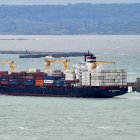 Un buque de carga cruzando un canal marítimo (Archivo)