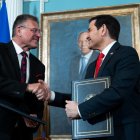 El comisario de Comercio de la UE, Maros Sefcovic, y Marco Rubio tras firmar el acuerdo sobre minerales críticos