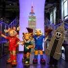 Las mascotas de la Copa Mundial de la FIFA dentro del Empire State Building