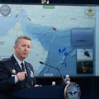 El secretario de Guerra Pete Hegseth, el presidente del Estado Mayor Conjunto, el general de la Fuerza Aérea de los Estados Unidos Dan Caine, y el comandante del Mando Central de los Estados Unidos, el almirante de la Armada de los Estados Unidos Brad Cooper, ofrecen una rueda de prensa sobre la Operación Epic Fury en el Pentágono, en Washington DC, el 16 de abril de 2026.