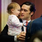 Brandon Gill, republicano de Texas, sostiene a su hija de 16 meses