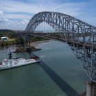 Un buque de la Guardia Costera de EEUU navega por el Canal de Panamá