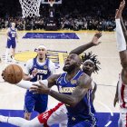 LeBron James anota frente a los Houston Rockets en el quinto juego