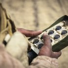Un marine estadounidense regula la altura mientras carga un sistema de cohetes de artillería de alta movilidad M142 durante la Operación Epic Fury, el 19 de marzo de 2026. (Foto del Cuerpo de Marines de EE. UU.)