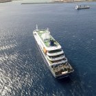 Una vista general del crucero MV Hondius anclado frente al puerto de Praia (Archivo)