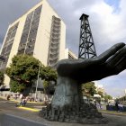 Una escultura de temática petrolera en Caracas.