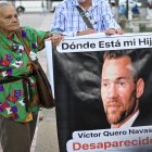 Carmen Nava posa junto a una foto de su hijo, el preso político Víctor Quero Navas, en Caracas el 30 de abril de 2026. Venezuela confirmó el 7 de mayo de 2026 la muerte de Quero Navas, nueve meses después de su fallecimiento, según informó el Ministerio de Servicios Penitenciarios en un comunicado.
