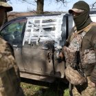 Dos soldados ucranianos conversan durante la guerra entre Rusia y Ucrania