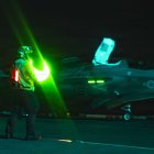 Un marinero estadounidense prepara un F-35B Lightning II, adscrito al Escuadrón de Caza y Ataque de la Infantería de Marina (VMFA) 121, para su despegue desde la cubierta de vuelo del buque de asalto anfibio de la clase America USS Tripoli (LHA 7), el 5 de mayo de 2026. El Tripoli se encuentra desplegado en la zona de operaciones de la 5.ª Flota de EE. UU. para apoyar la seguridad y la estabilidad marítimas en Oriente Medio. (Foto de la Armada de EEUU)