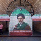 Un mural del Ayatolá Mojtaba Jamenei en una estación de metro de Teherán.