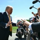 El presidente estadounidense Donald Trump habla con la prensa antes de abordar el helicóptero presidencial Marine One al partir del jardín sur de la Casa Blanca en Washington DC, el 12 de mayo de 2026.