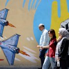 El 10 de mayo de 2026, ciudadanos iraníes pasaron junto a un mural antiestadounidense y antiisraelí pintado en una pared de la capital, Teherán.