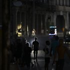 Personas caminando durante un apagón en La Habana (Archivo)