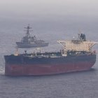 El destructor lanzamisiles de la clase Arleigh Burke USS Rafael Peralta (DDG 115) impone un bloqueo marítimo a un buque con pabellón iraní que intenta navegar hacia un puerto iraní, el 24 de abril de 2026. (Foto de la Armada de los Estados Unidos)